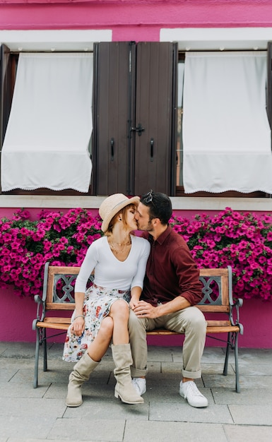 Coppie romantiche che baciano a Venezia, Italia