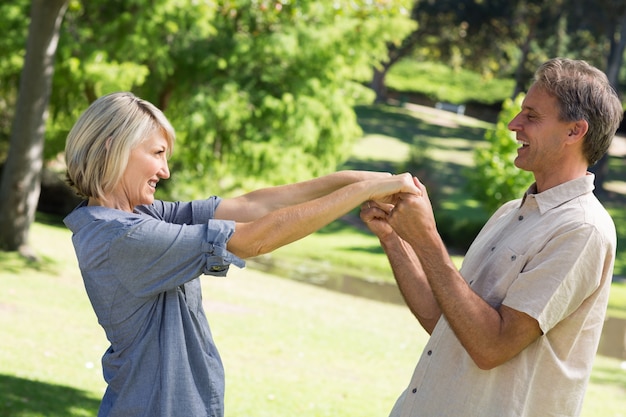 Coppie romantiche che ballano nel parco