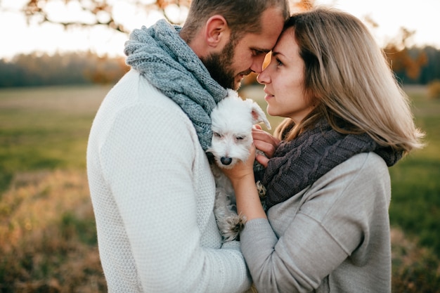 Coppie romantiche con il piccolo ritratto del cucciolo alla natura.