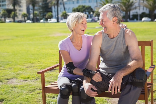 Coppie senior attive pronte ad andare rollerblading