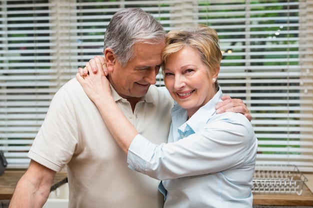 Coppie senior che abbracciano e che sorridono