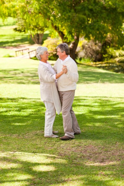 Coppie senior che ballano nel parco