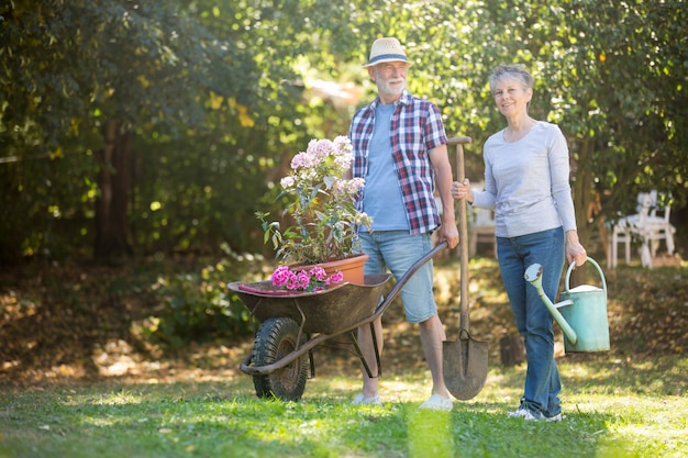 Coppie senior che fanno il giardinaggio nel giardino