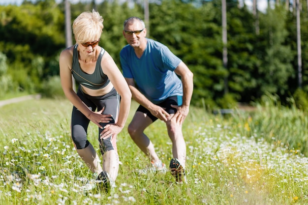 Coppie senior che fanno sport all&#39;aperto