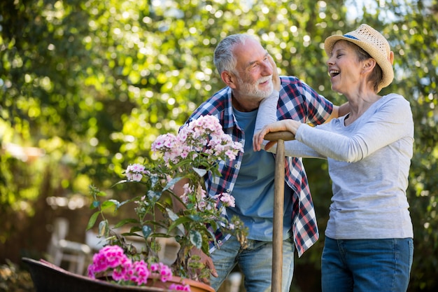 Coppie senior che interagiscono a vicenda nel giardino