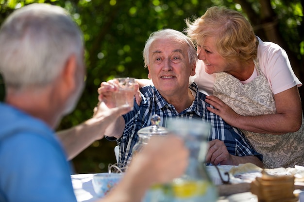 Coppie senior che mangiano prima colazione in giardino