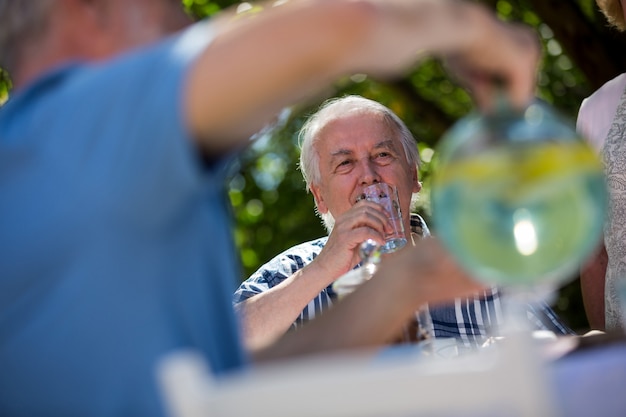 Coppie senior che mangiano prima colazione in giardino