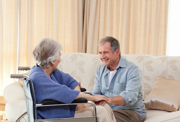 Coppie senior che parlano nel salone a casa