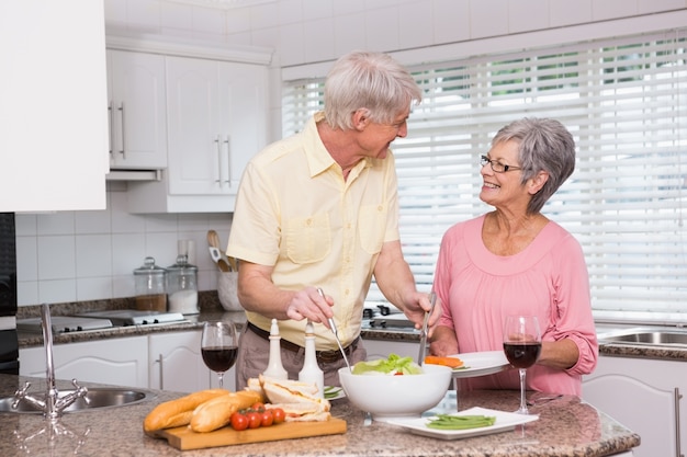 Coppie senior che preparano insieme pranzo