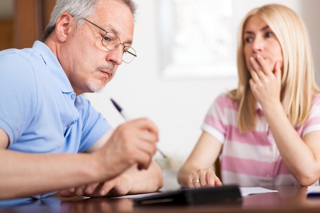 Coppie senior che risolvono le loro fatture a casa