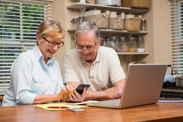 Coppie senior che risolvono le loro fatture