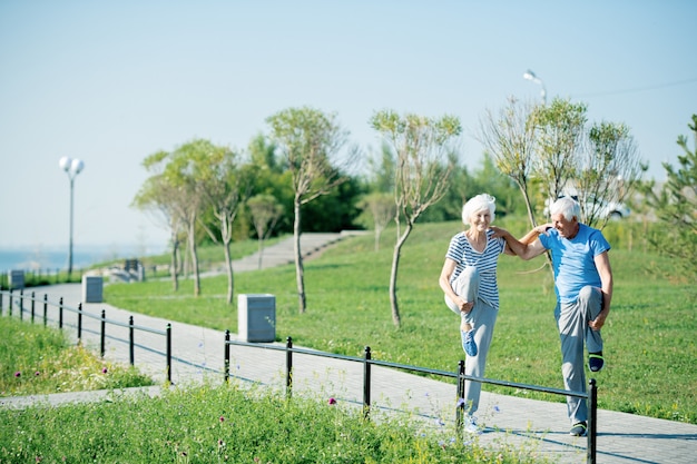 Coppie senior che si esercitano all'aperto