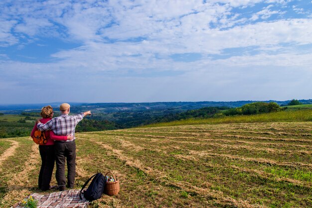 Coppie senior che si siedono nel campo