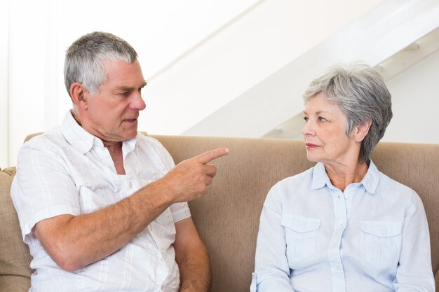 Coppie senior che si siedono sullo strato che ha una discussione