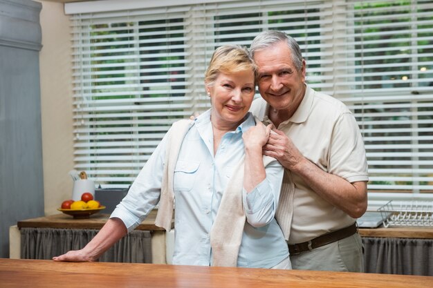 Coppie senior che sorridono insieme alla macchina fotografica