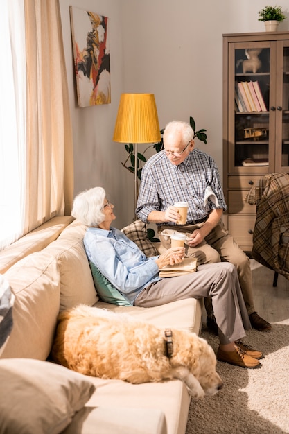 Coppie senior felici che chiacchierano al sole