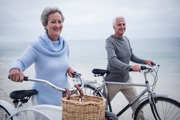 Coppie senior felici che hanno giro con la loro bici