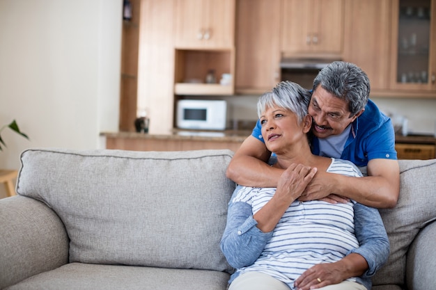 Coppie senior felici che si abbracciano