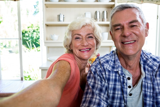 Coppie senior felici in cucina a casa