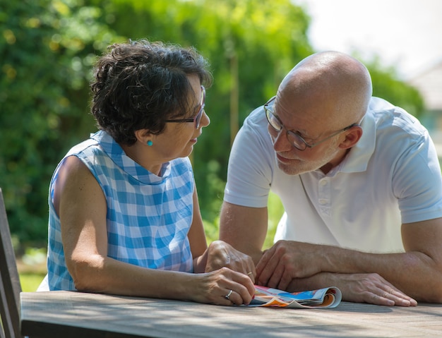 Coppie senior felici nel giardino