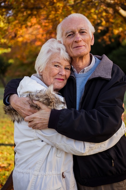 Coppie senior sorridenti che abbracciano al parco