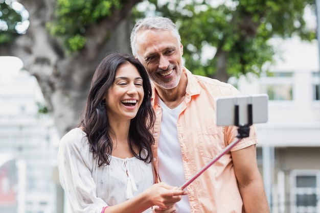 Coppie sorridenti che prendono un selfie