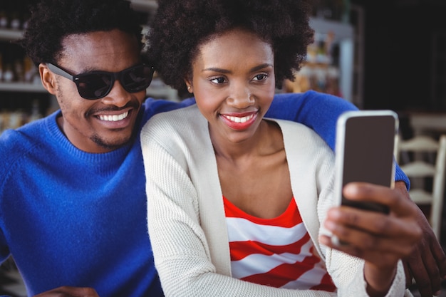 Coppie sorridenti che prendono un selfie