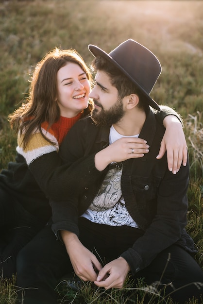 Coppie sorridenti felici che godono insieme del tramonto