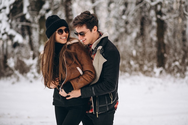 Coppie sul San Valentino nella foresta di inverno