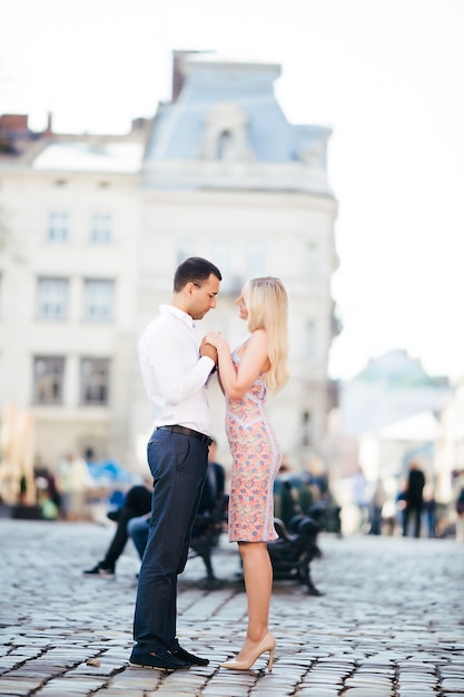 Coppie turistiche romantiche che camminano intorno al rilassamento della città