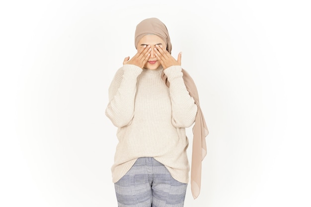 Coprendo gli occhi della bella donna asiatica che indossa l'hijab isolato su sfondo bianco
