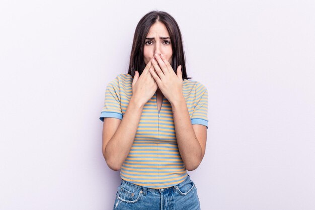 Coprendosi la bocca con le mani che sembrano preoccupate