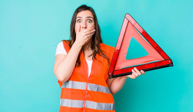 coprendosi la bocca con le mani con uno shock