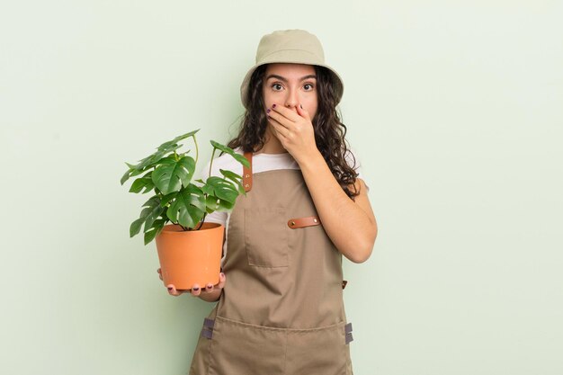 coprendosi la bocca con le mani con uno shock