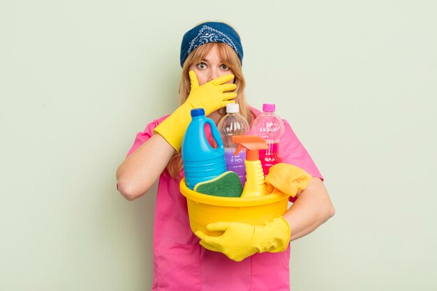 coprendosi la bocca con le mani con uno shock