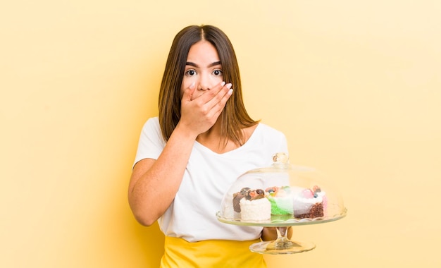 coprendosi la bocca con le mani con uno shock