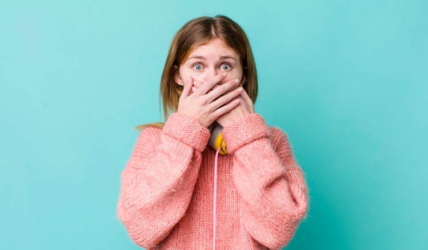 coprendosi la bocca con le mani con uno shock