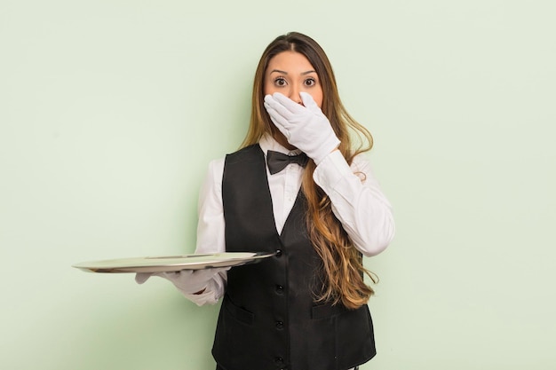 coprendosi la bocca con le mani con uno shock