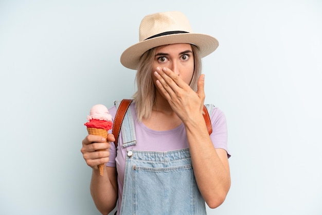 coprendosi la bocca con le mani con uno shock