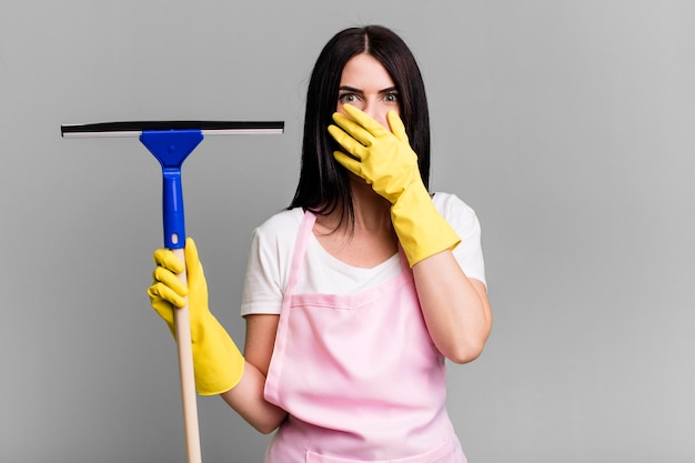 coprendosi la bocca con le mani con uno shock