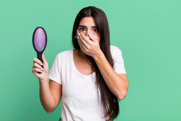 coprendosi la bocca con le mani con uno shock