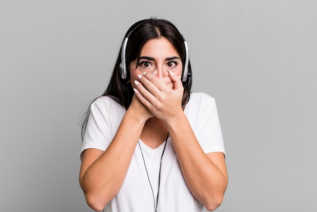 coprendosi la bocca con le mani con uno shock