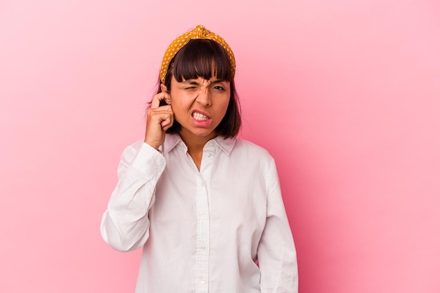 Coprire le orecchie con le dita stressate e disperate da un ambiente rumoroso