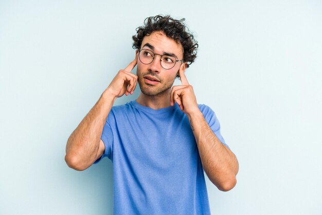 Coprire le orecchie con le dita stressate e disperate da un ambiente rumoroso