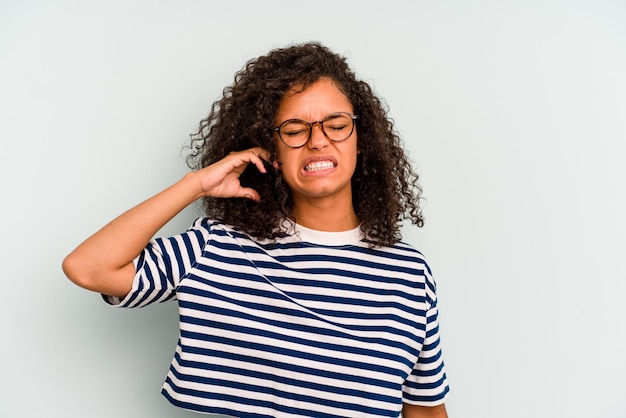 Coprire le orecchie con le dita stressate e disperate da un ambiente rumoroso