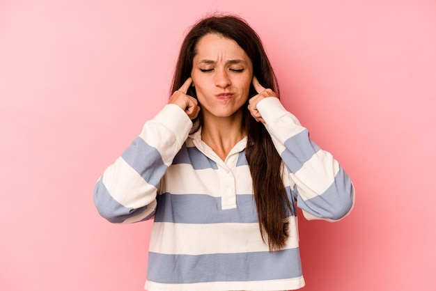 Coprire le orecchie con le dita stressate e disperate da un ambiente rumoroso