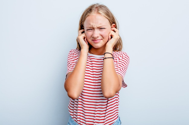 Coprire le orecchie con le dita stressate e disperate da un ambiente rumoroso