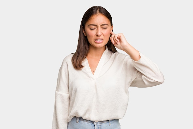 Coprire le orecchie con le dita stressate e disperate da un ambiente rumoroso