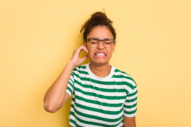 Coprire le orecchie con le dita stressate e disperate da un ambiente rumoroso