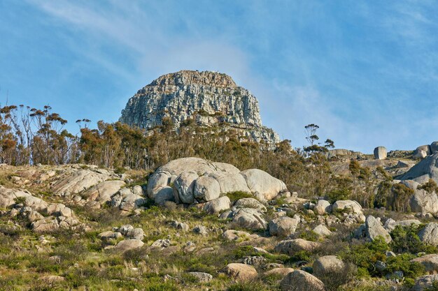 Copyspace e paesaggio panoramico della montagna di Lions Head a Città del Capo in Sud Africa durante le vacanze estive e le vacanze Vista della montagna e dei massi sulla remota area escursionistica contro un cielo blu chiaro